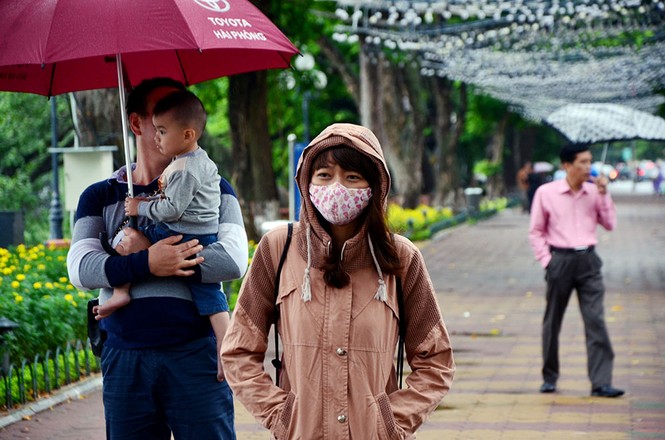 Người Hà Nội run run đón gió lạnh đầu mùa - ảnh 9