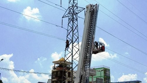 Thanh niên “nhảy múa” trên dây điện cao thế ở Sài Gòn - ảnh 2