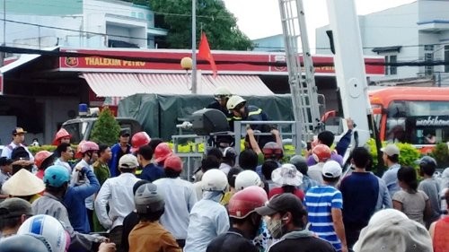 Thanh niên “nhảy múa” trên dây điện cao thế ở Sài Gòn - ảnh 3