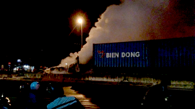 Hãi hùng xe đầu kéo bốc cháy như đuốc trên cao tốc - ảnh 1