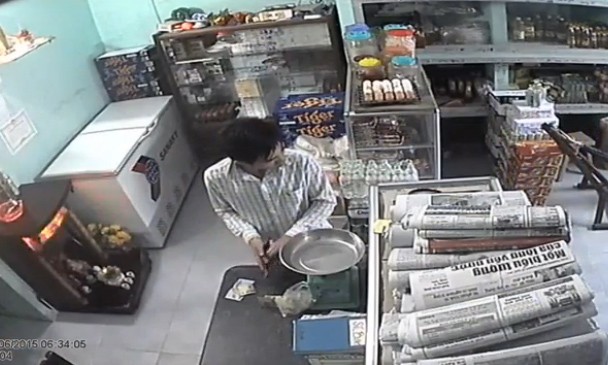 10 video ‘hot’: Thanh niên trộm gà chọi nhét vào cốp xe máy - ảnh 8