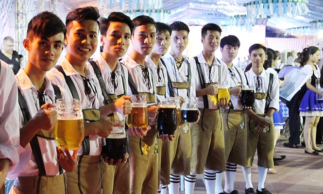 Gần 4.000 thực khách tham dự Oktoberfest lần thứ 6 tại Hà Nội - ảnh 1