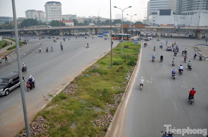 Hà Nội xén thảm cỏ, tháo 'lô cốt' để giảm ùn tắc - ảnh 9
