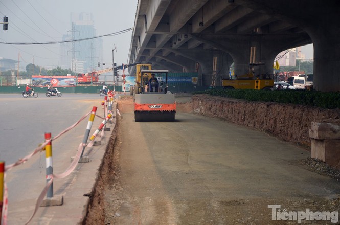 Hà Nội xén thảm cỏ, tháo 'lô cốt' để giảm ùn tắc - ảnh 13