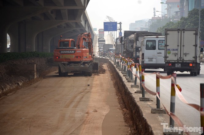 Hà Nội xén thảm cỏ, tháo 'lô cốt' để giảm ùn tắc - ảnh 12