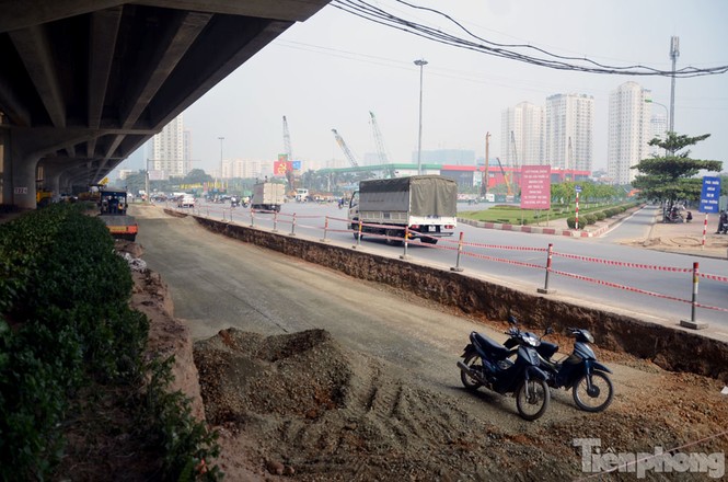 Hà Nội xén thảm cỏ, tháo 'lô cốt' để giảm ùn tắc - ảnh 11