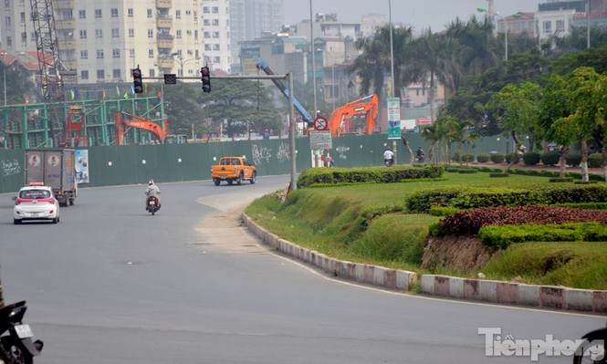 Hà Nội xén thảm cỏ, tháo 'lô cốt' để giảm ùn tắc - ảnh 10