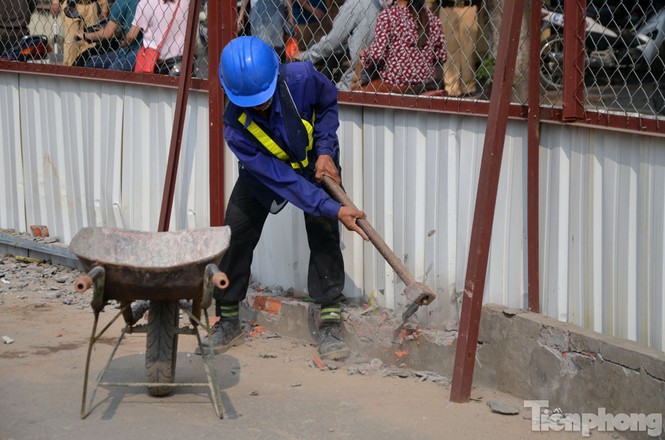 Hà Nội xén thảm cỏ, tháo 'lô cốt' để giảm ùn tắc - ảnh 3