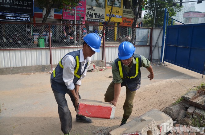 Hà Nội xén thảm cỏ, tháo 'lô cốt' để giảm ùn tắc - ảnh 5