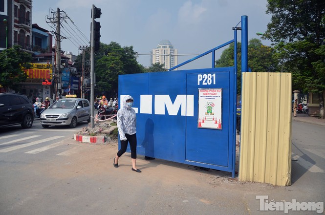Hà Nội xén thảm cỏ, tháo 'lô cốt' để giảm ùn tắc - ảnh 8