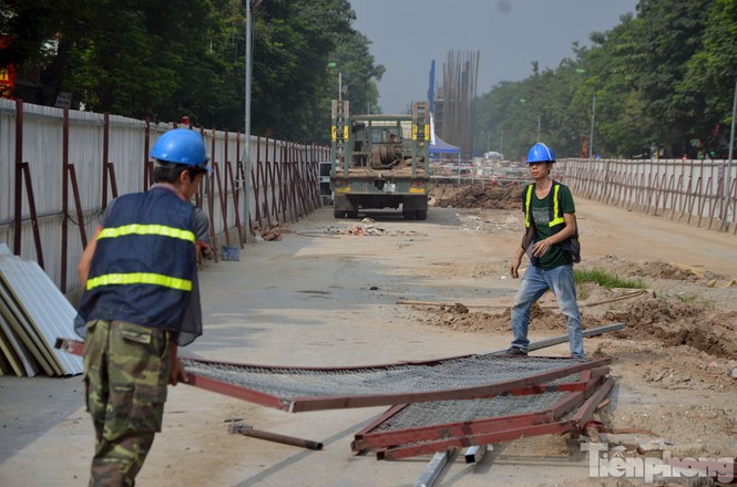 Hà Nội xén thảm cỏ, tháo 'lô cốt' để giảm ùn tắc - ảnh 1