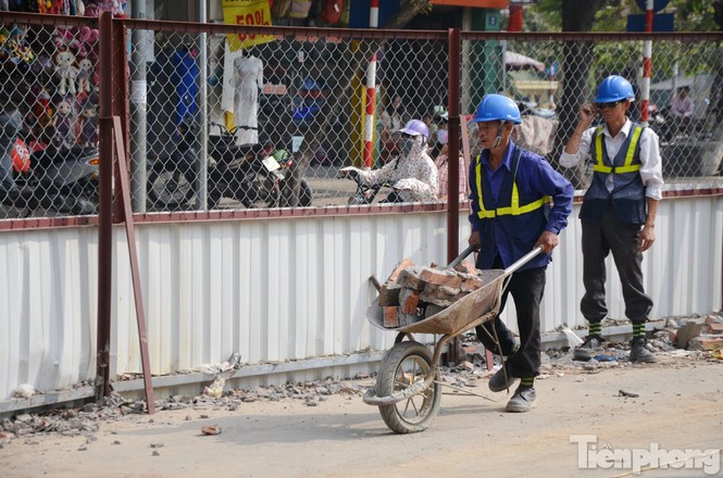 Hà Nội xén thảm cỏ, tháo 'lô cốt' để giảm ùn tắc - ảnh 4