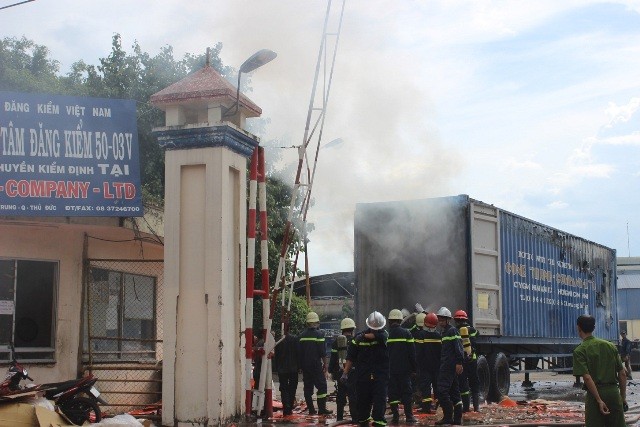 Container chở bìa carton cháy nghi ngút khi đậu trong bãi - ảnh 2