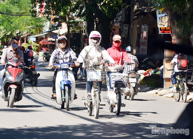 Người dân Thủ đô 'chống đỡ' cái nắng 34 độ giữa mùa đông - ảnh 1