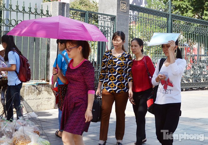 Người dân Thủ đô 'chống đỡ' cái nắng 34 độ giữa mùa đông - ảnh 3