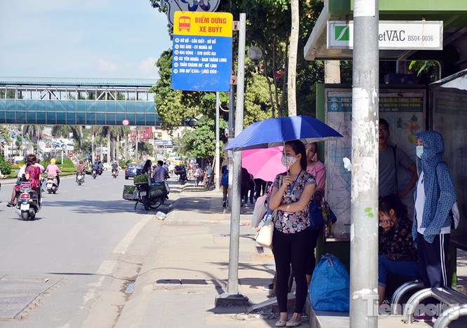 Người dân Thủ đô 'chống đỡ' cái nắng 34 độ giữa mùa đông - ảnh 8