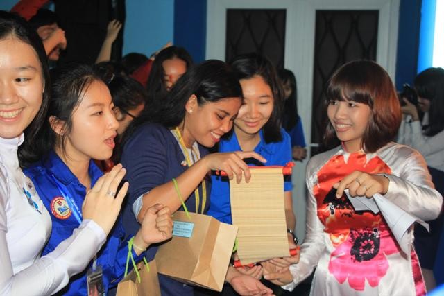 Đại biểu Tàu SSEAYP hát Trống cơm, học phát âm tiếng Việt... - ảnh 12