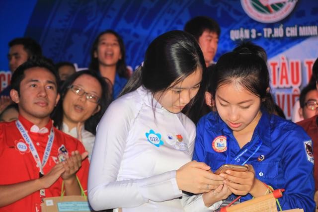 Đại biểu Tàu SSEAYP hát Trống cơm, học phát âm tiếng Việt... - ảnh 13