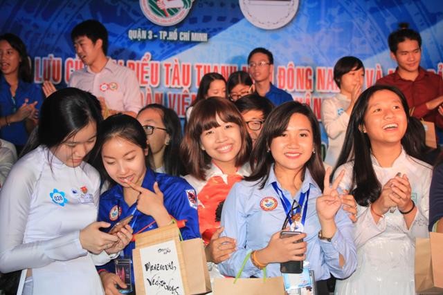 Đại biểu Tàu SSEAYP hát Trống cơm, học phát âm tiếng Việt... - ảnh 14