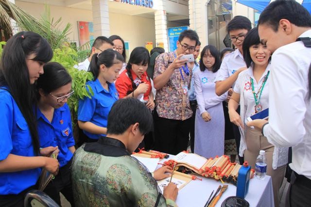 Đại biểu Tàu SSEAYP hát Trống cơm, học phát âm tiếng Việt... - ảnh 2