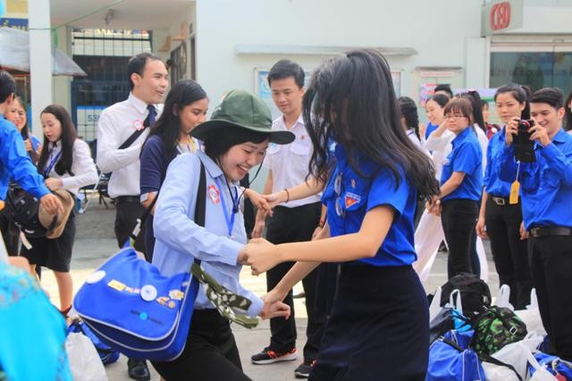 Đại biểu Tàu SSEAYP hát Trống cơm, học phát âm tiếng Việt... - ảnh 3