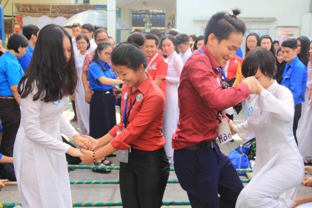 Đại biểu Tàu SSEAYP hát Trống cơm, học phát âm tiếng Việt... - ảnh 1