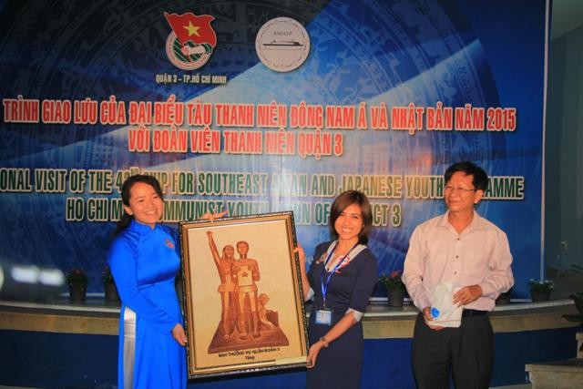 Đại biểu Tàu SSEAYP hát Trống cơm, học phát âm tiếng Việt... - ảnh 6