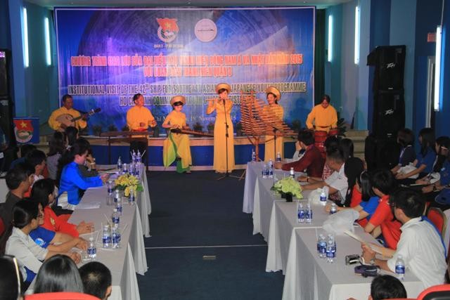 Đại biểu Tàu SSEAYP hát Trống cơm, học phát âm tiếng Việt... - ảnh 9