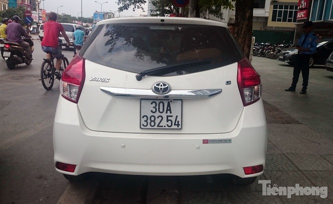 Hà Nội: Xế hộp tông đổ rào sắt bay qua đường húc móp taxi - ảnh 6