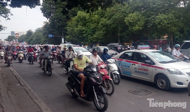 Hà Nội: Xế hộp tông đổ rào sắt bay qua đường húc móp taxi - ảnh 8