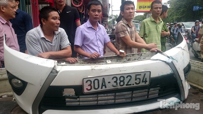 Hà Nội: Xế hộp tông đổ rào sắt bay qua đường húc móp taxi - ảnh 1