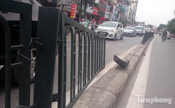 Hà Nội: Xế hộp tông đổ rào sắt bay qua đường húc móp taxi - ảnh 7