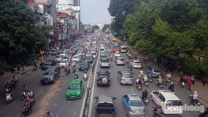 Hà Nội: Xế hộp tông đổ rào sắt bay qua đường húc móp taxi - ảnh 9