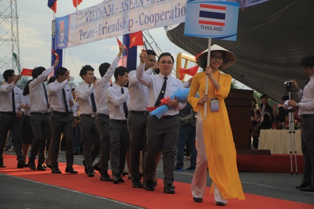 Đoàn đại biểu SSEAYP 2015 tạm biệt TPHCM - ảnh 5
