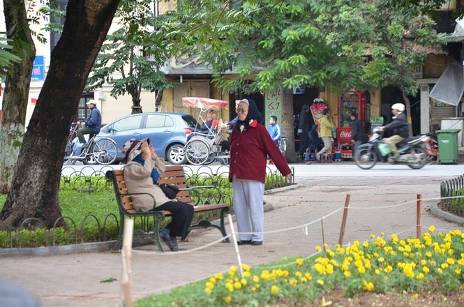Nhiệt độ giảm sâu, người Hà Nội 'thưởng thức' gió lạnh mùa Đông - ảnh 10