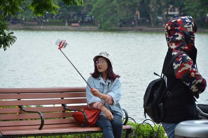 Nhiệt độ giảm sâu, người Hà Nội 'thưởng thức' gió lạnh mùa Đông - ảnh 9
