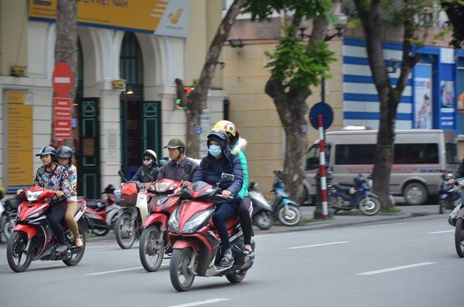 Nhiệt độ giảm sâu, người Hà Nội 'thưởng thức' gió lạnh mùa Đông - ảnh 6