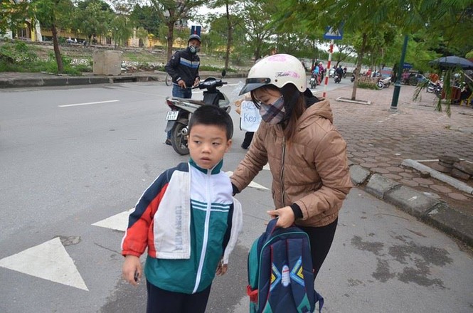 Nhiệt độ giảm sâu, người Hà Nội 'thưởng thức' gió lạnh mùa Đông - ảnh 4