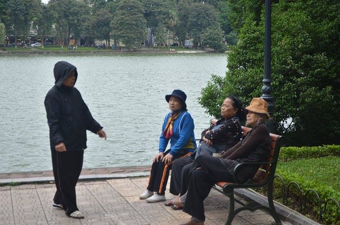 Nhiệt độ giảm sâu, người Hà Nội 'thưởng thức' gió lạnh mùa Đông - ảnh 2