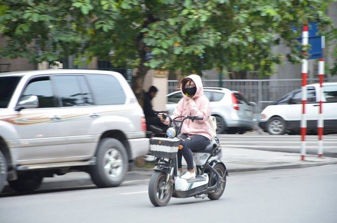 Nhiệt độ giảm sâu, người Hà Nội 'thưởng thức' gió lạnh mùa Đông - ảnh 19