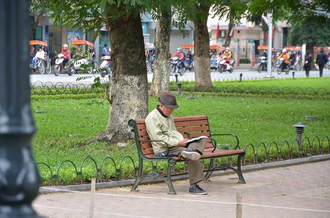 Nhiệt độ giảm sâu, người Hà Nội 'thưởng thức' gió lạnh mùa Đông - ảnh 15