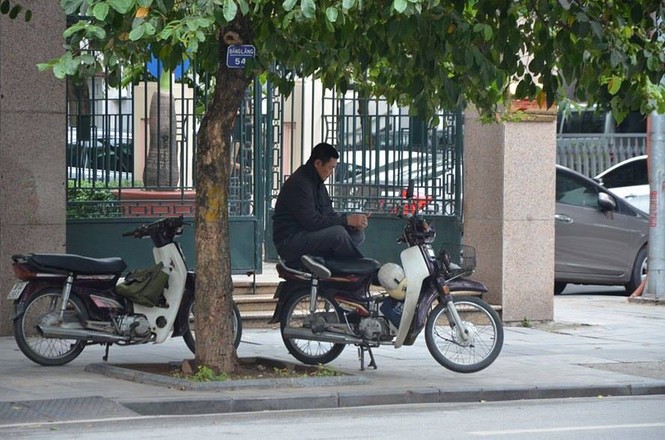 Nhiệt độ giảm sâu, người Hà Nội 'thưởng thức' gió lạnh mùa Đông - ảnh 14