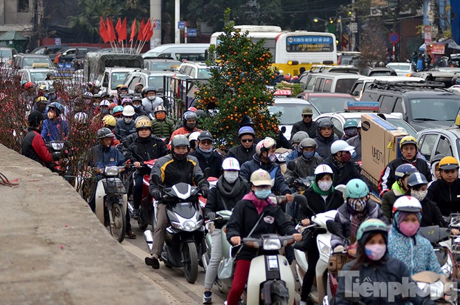 Ùn tắc hàng km trên đường vào chợ hoa Quảng An - ảnh 4