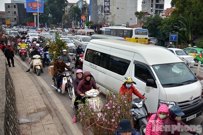 Ùn tắc hàng km trên đường vào chợ hoa Quảng An - ảnh 1