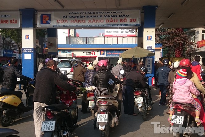 Cây xăng đông nghịt người chiều 29 Tết - ảnh 1