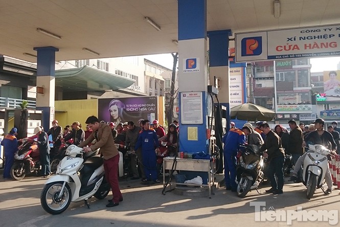 Cây xăng đông nghịt người chiều 29 Tết - ảnh 2