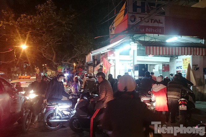 Cây xăng đông nghịt người chiều 29 Tết - ảnh 3