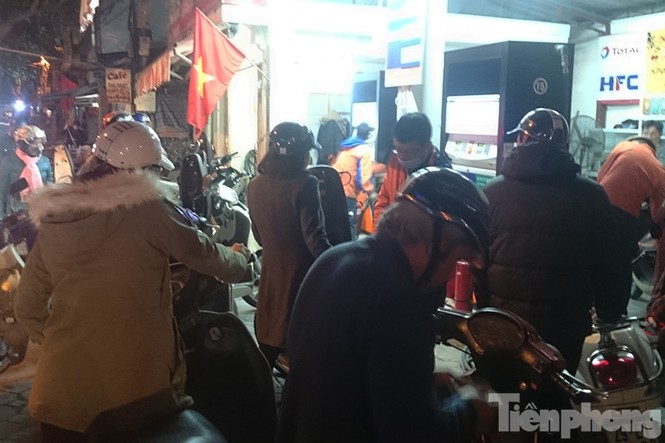 Cây xăng đông nghịt người chiều 29 Tết - ảnh 4