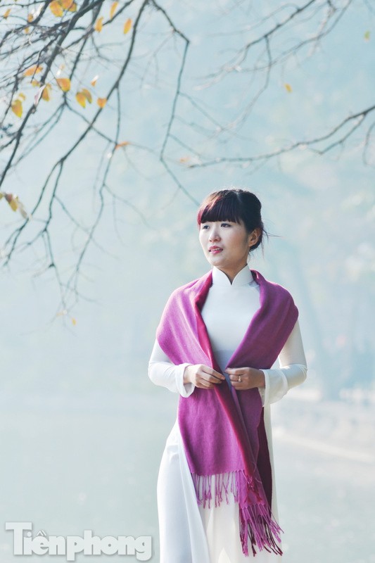 Thiếu nữ Hà thành khoe sắc trong nắng xuân sáng mồng 1 Tết - ảnh 1