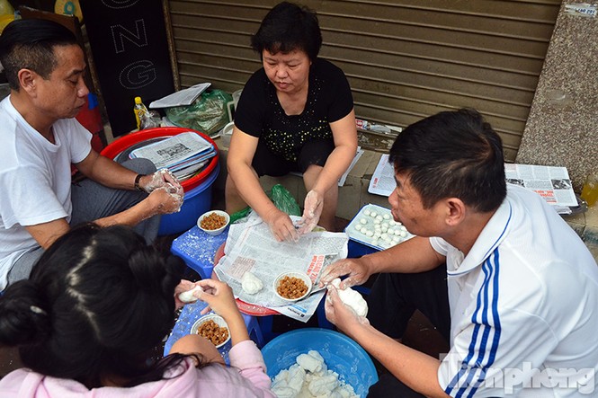Dân Hà thành xếp hàng dài mua bánh đón Tết Hàn thực - ảnh 14